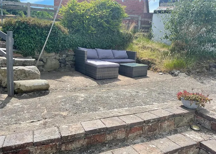 Garth- Stunning Scenic Semi-Rural Cottage With Games Room