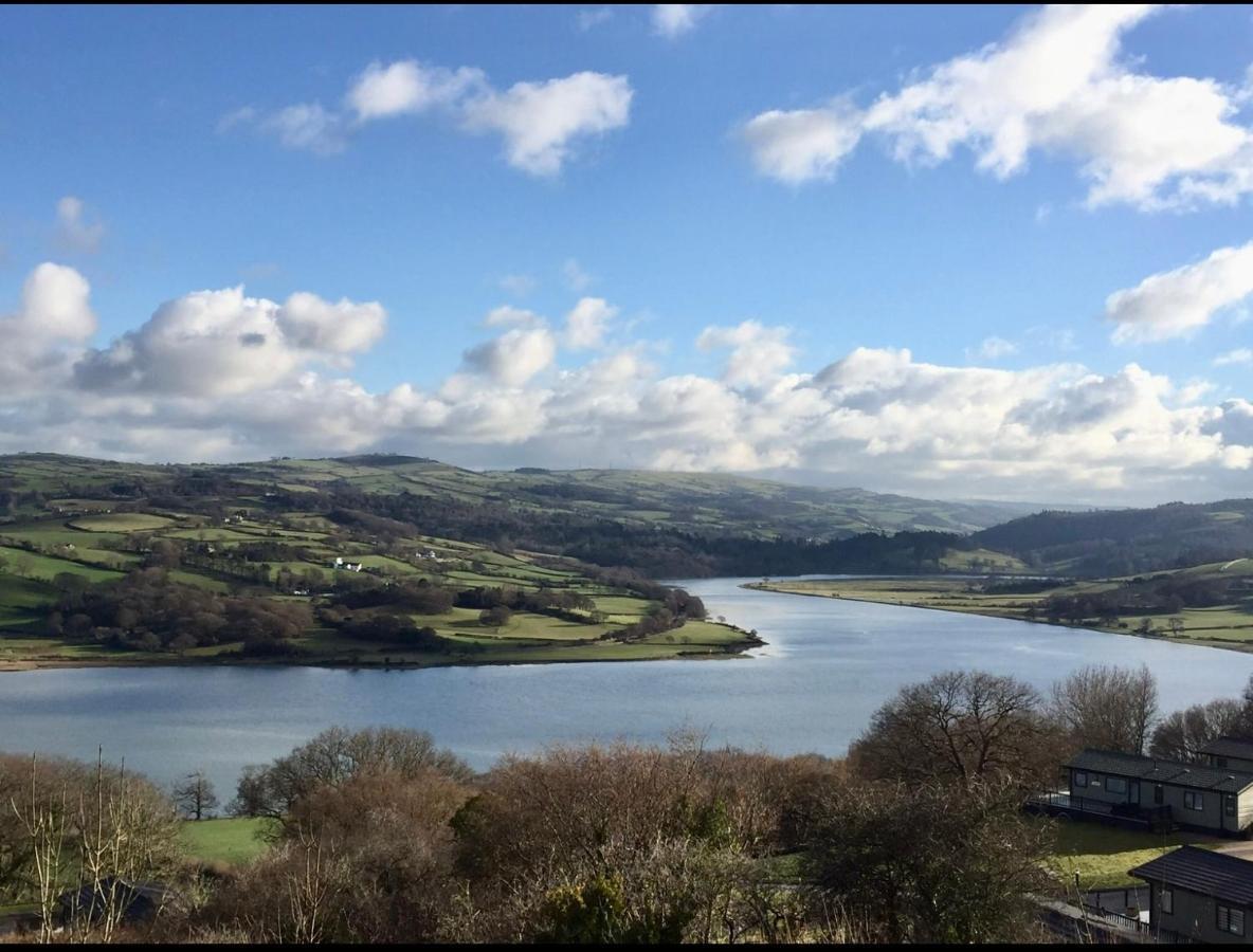 Garth- Stunning Scenic Semi-rural With Games Holiday home