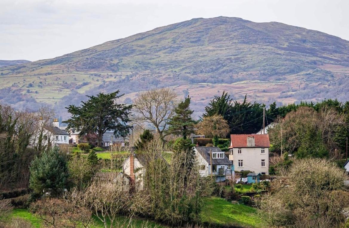 Garth- Stunning Scenic Semi-rural With Games Holiday home Conwy