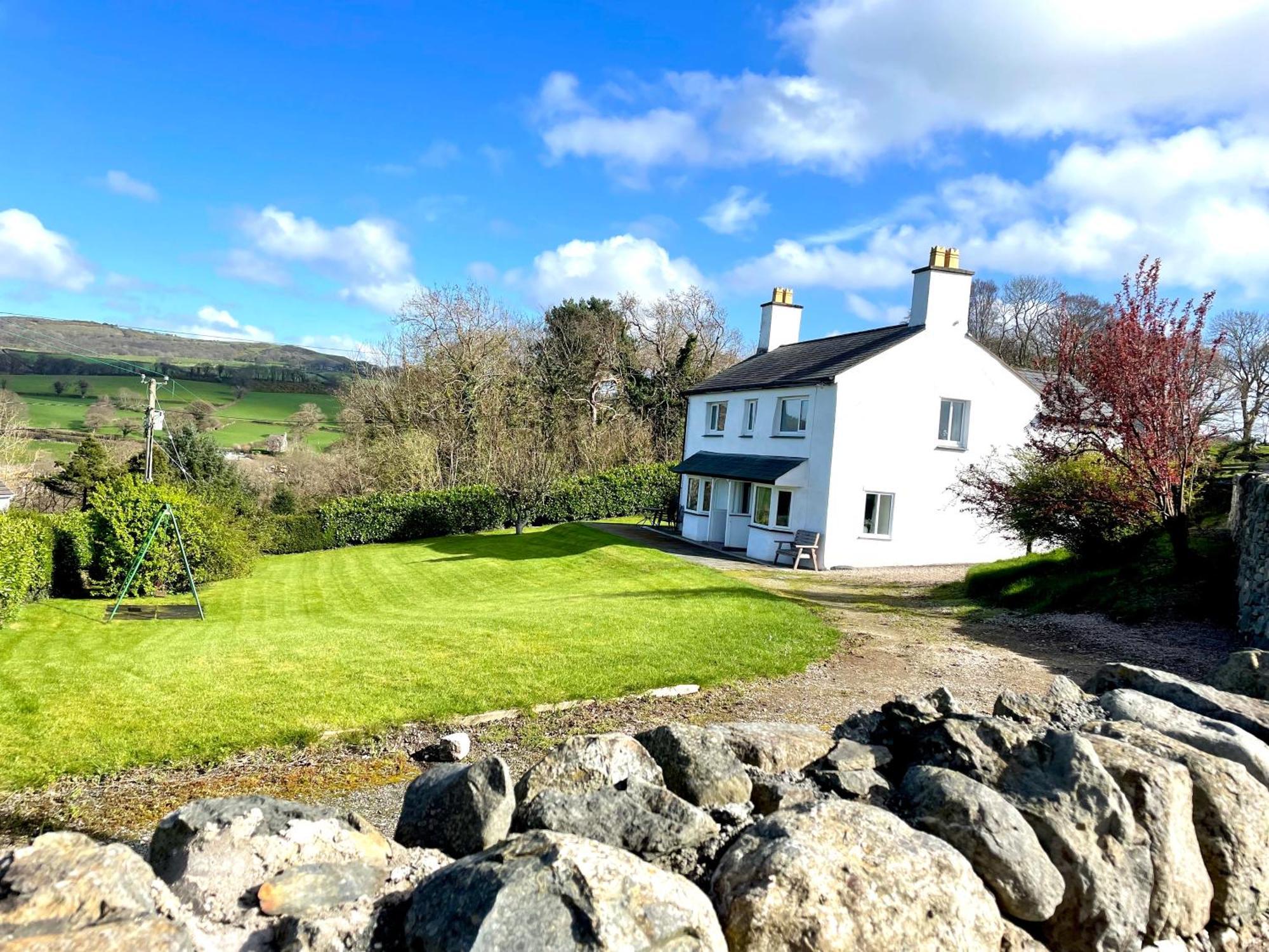 Garth- Stunning Scenic Semi-rural With Games Holiday home Conwy